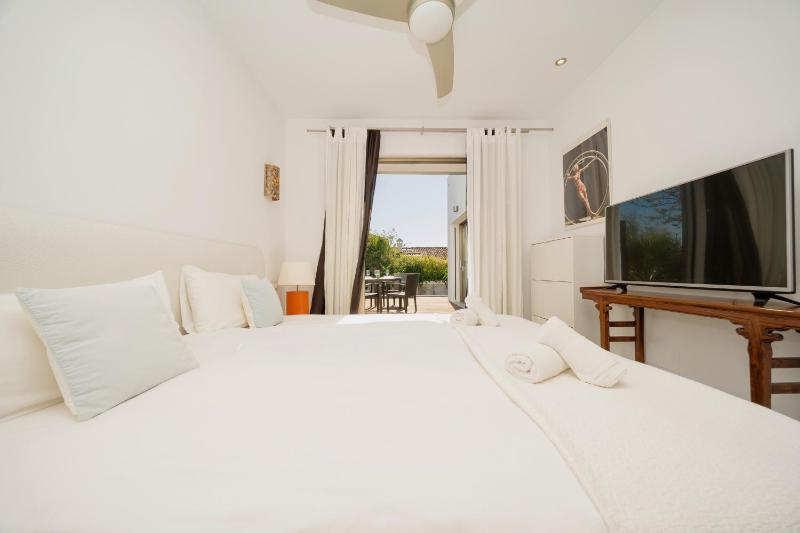 Villa Privada con Piscina y Jardín en Las Chapas Marbella - image 28