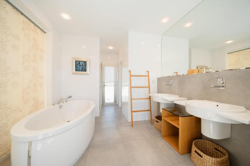 Villa Privada con Piscina y Jardín en Las Chapas Marbella - image 2