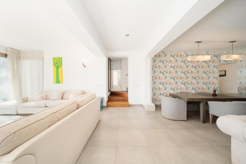 Villa Privada con Piscina y Jardín en Las Chapas Marbella - image 9