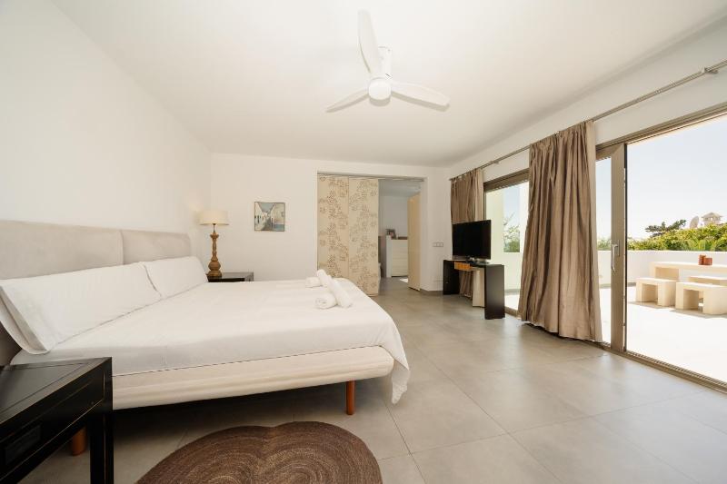 Villa Privada con Piscina y Jardín en Las Chapas Marbella - image 6