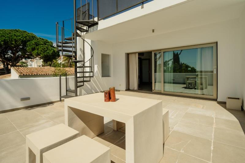 Villa Privada con Piscina y Jardín en Las Chapas Marbella - image 4