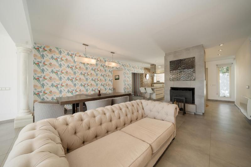 Villa Privada con Piscina y Jardín en Las Chapas Marbella - image 11