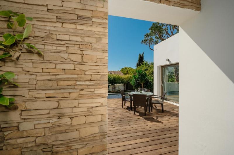 Villa Privada con Piscina y Jardín en Las Chapas Marbella - image 13