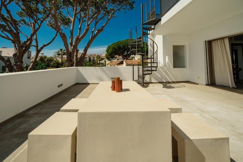 Villa Privada con Piscina y Jardín en Las Chapas Marbella - image 33