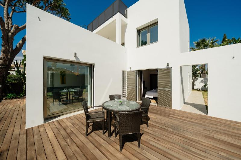 Villa Privada con Piscina y Jardín en Las Chapas Marbella - image 48