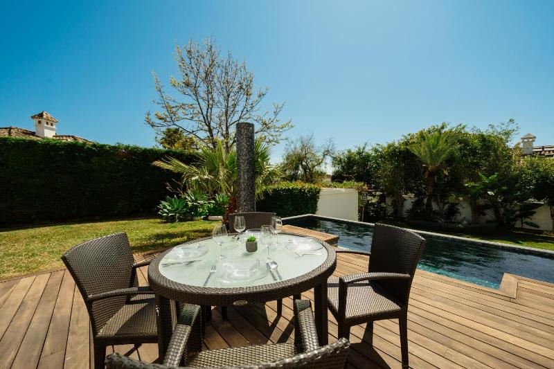 Villa Privada con Piscina y Jardín en Las Chapas Marbella - image 18