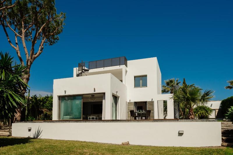 Villa Privada con Piscina y Jardín en Las Chapas Marbella - image 47