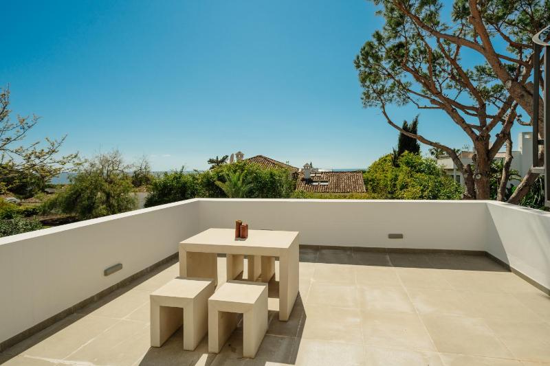 Villa Privada con Piscina y Jardín en Las Chapas Marbella - image 35