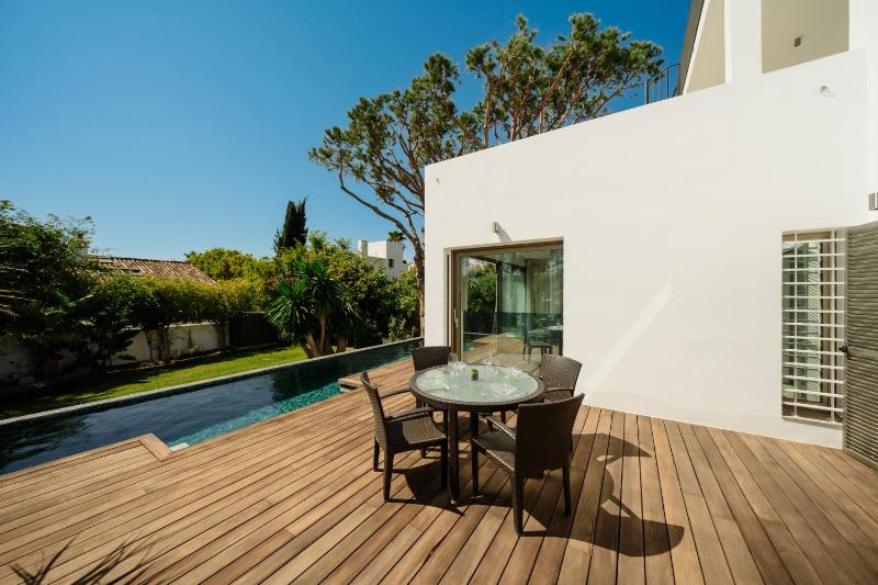 Villa Privada con Piscina y Jardín en Las Chapas Marbella - image 49