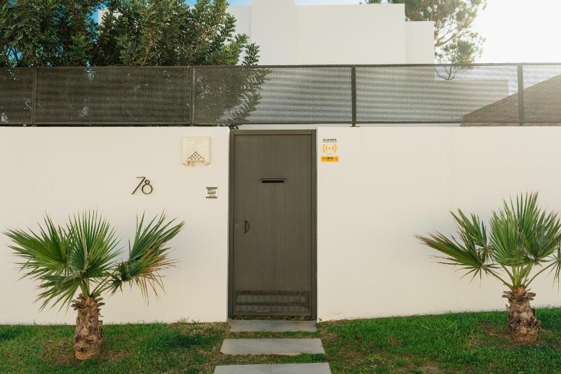 Villa Privada con Piscina y Jardín en Las Chapas Marbella - image 40