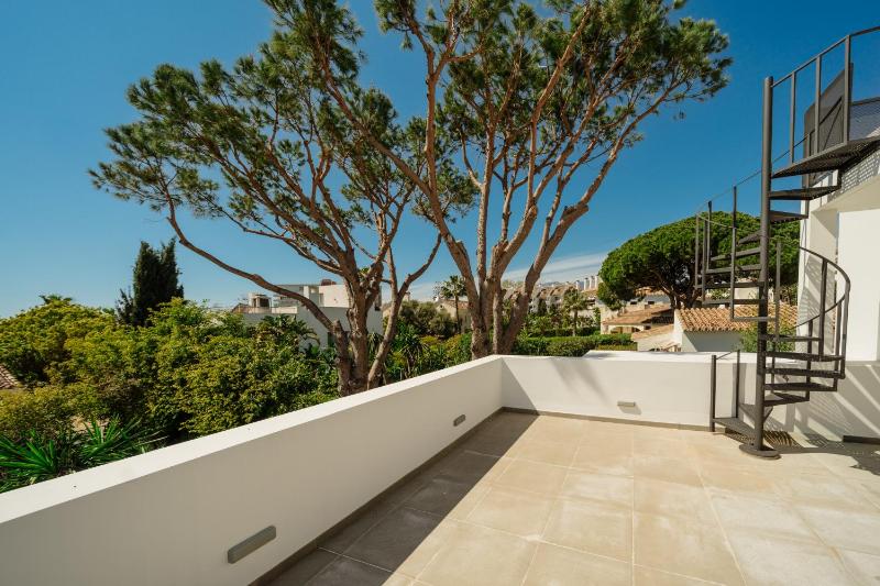 Villa Privada con Piscina y Jardín en Las Chapas Marbella - image 46