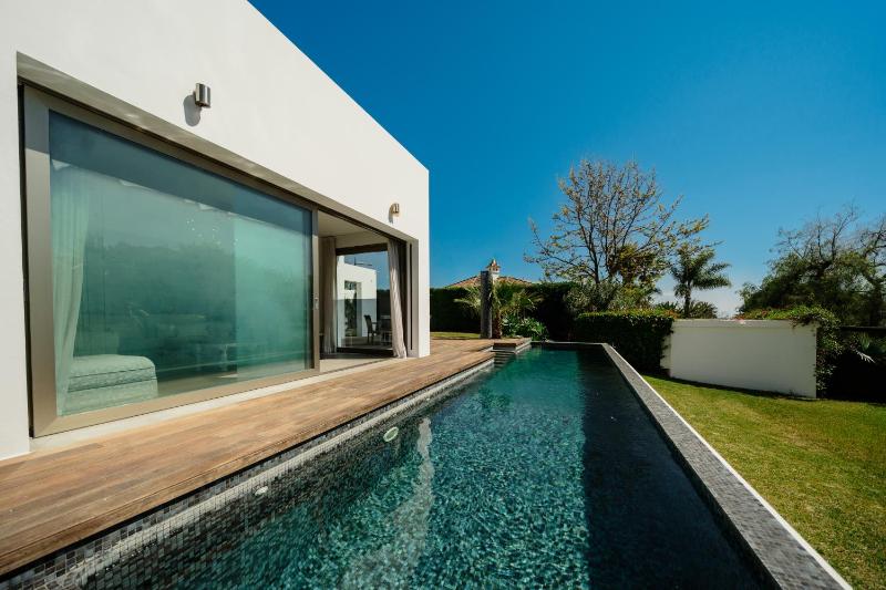 Villa Privada con Piscina y Jardín en Las Chapas Marbella - image 24