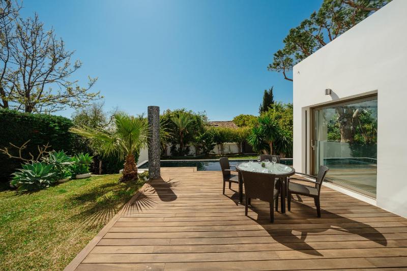Villa Privada con Piscina y Jardín en Las Chapas Marbella - image 31