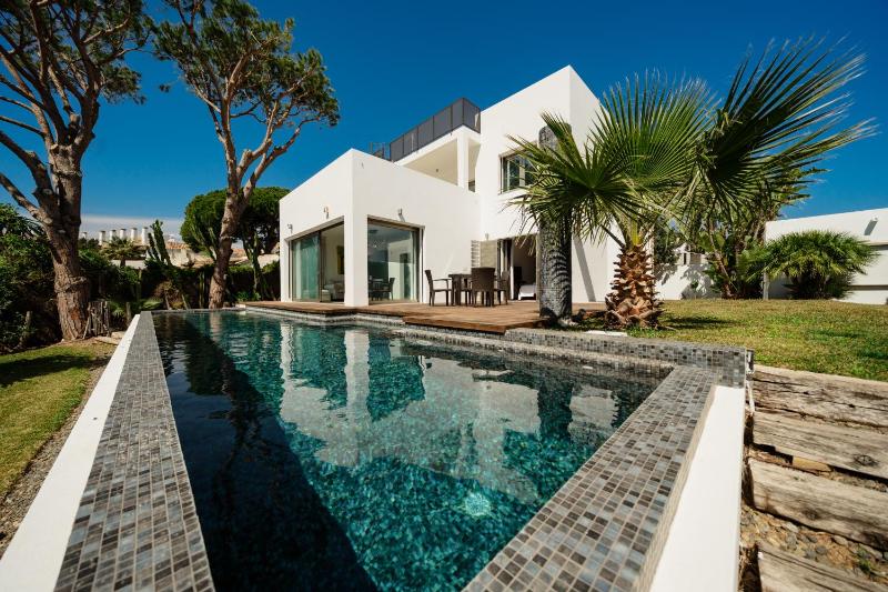 Villa Privada con Piscina y Jardín en Las Chapas Marbella - image 14