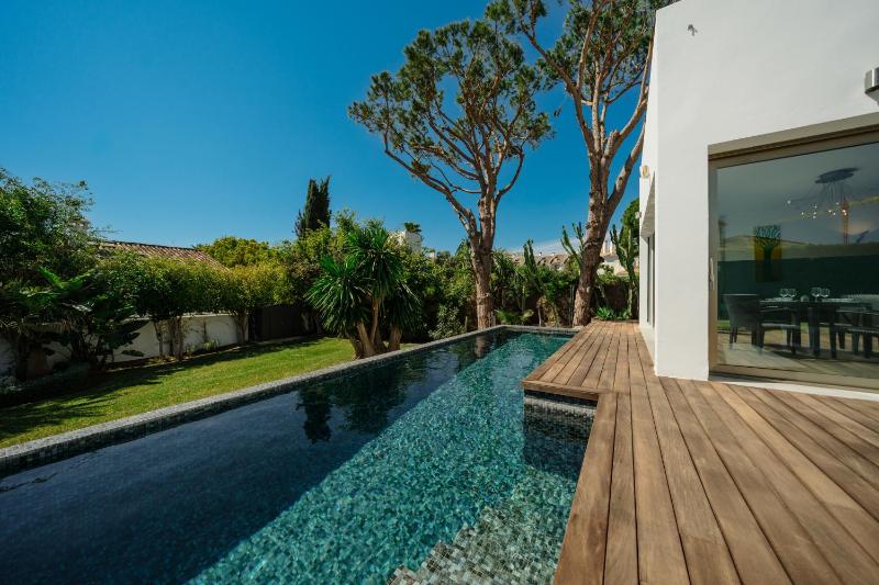 Villa Privada con Piscina y Jardín en Las Chapas Marbella - image 8