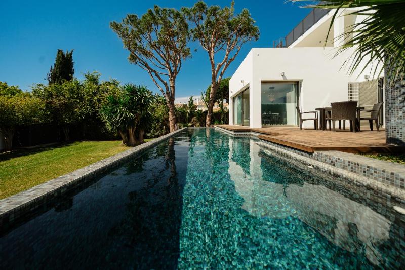 Villa Privada con Piscina y Jardín en Las Chapas Marbella - image 34