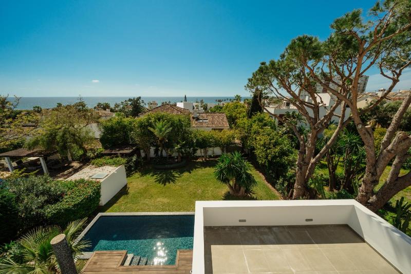 Villa Privada con Piscina y Jardín en Las Chapas Marbella - image 5