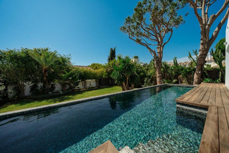 Villa Privada con Piscina y Jardín en Las Chapas Marbella - image 22