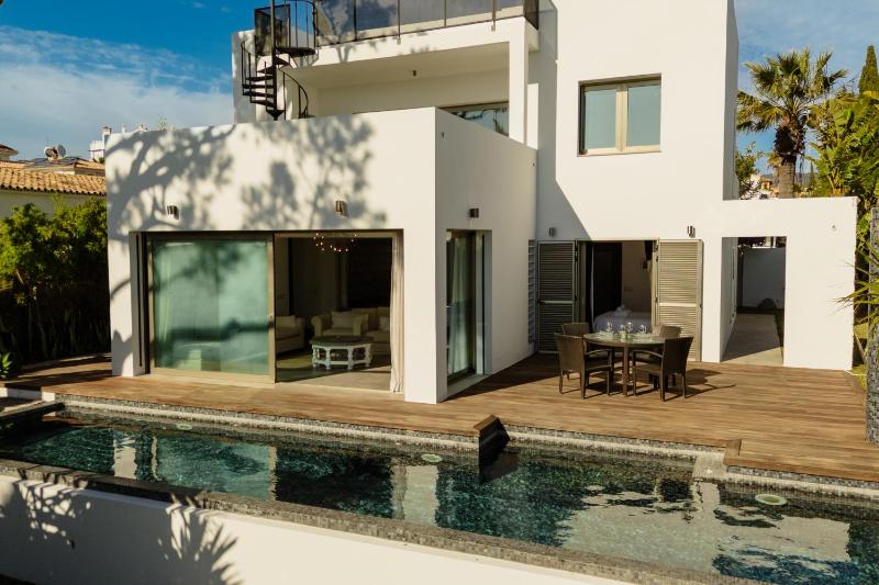 Villa Privada con Piscina y Jardín en Las Chapas Marbella - image 20
