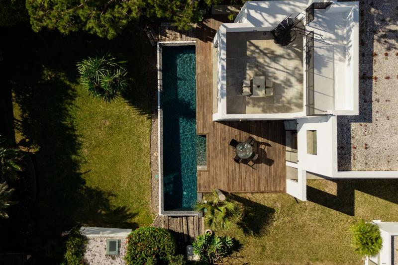 Villa Privada con Piscina y Jardín en Las Chapas Marbella - image 16