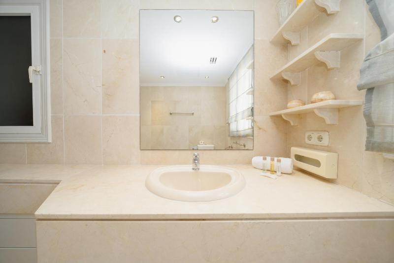 Villa Aviemore - Luxury Villa with Pool in Nueva Andalucia - image 42