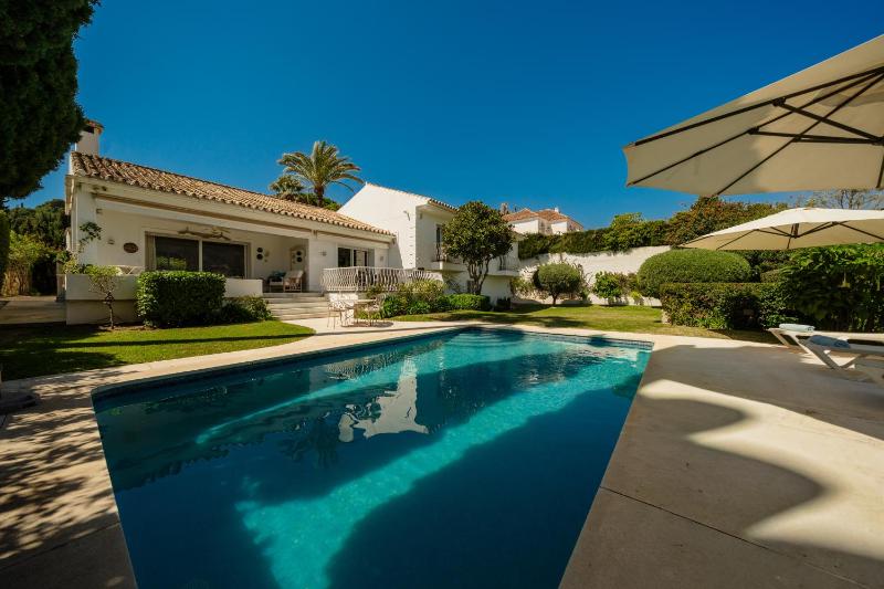 Villa Aviemore - Luxury Villa with Pool in Nueva Andalucia - image 16