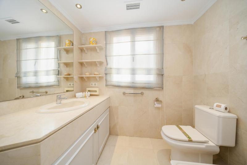 Villa Aviemore - Luxury Villa with Pool in Nueva Andalucia - image 14