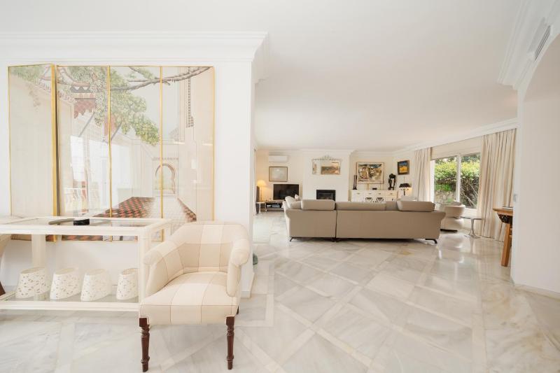 Villa Aviemore - Luxury Villa with Pool in Nueva Andalucia - image 13