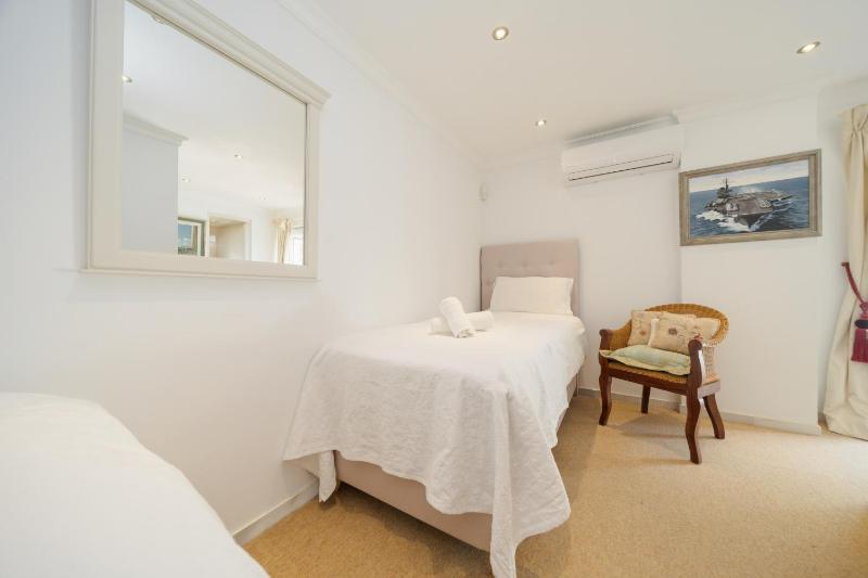 Villa Aviemore - Luxury Villa with Pool in Nueva Andalucia - image 3