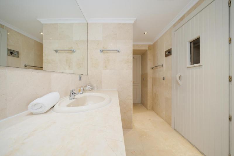 Villa Aviemore - Luxury Villa with Pool in Nueva Andalucia - image 19