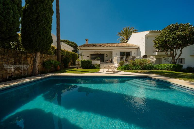 Villa Aviemore - Luxury Villa with Pool in Nueva Andalucia - image 7