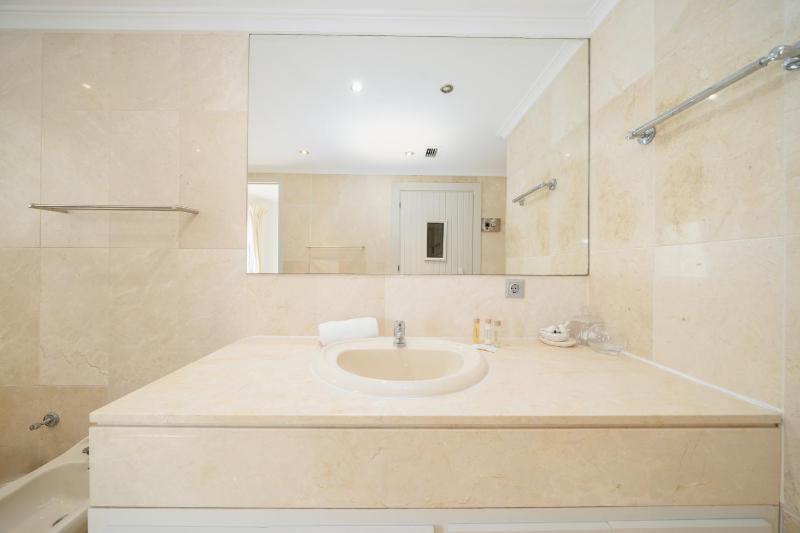Villa Aviemore - Luxury Villa with Pool in Nueva Andalucia - image 9