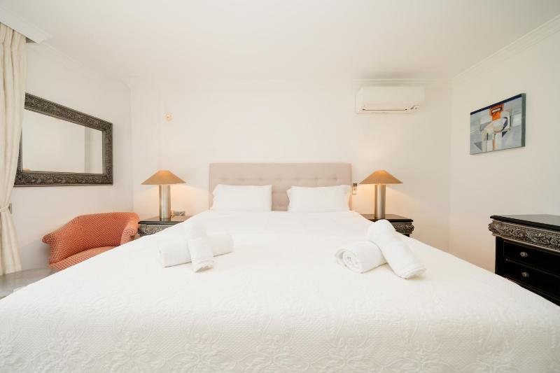 Villa Aviemore - Luxury Villa with Pool in Nueva Andalucia - image 33