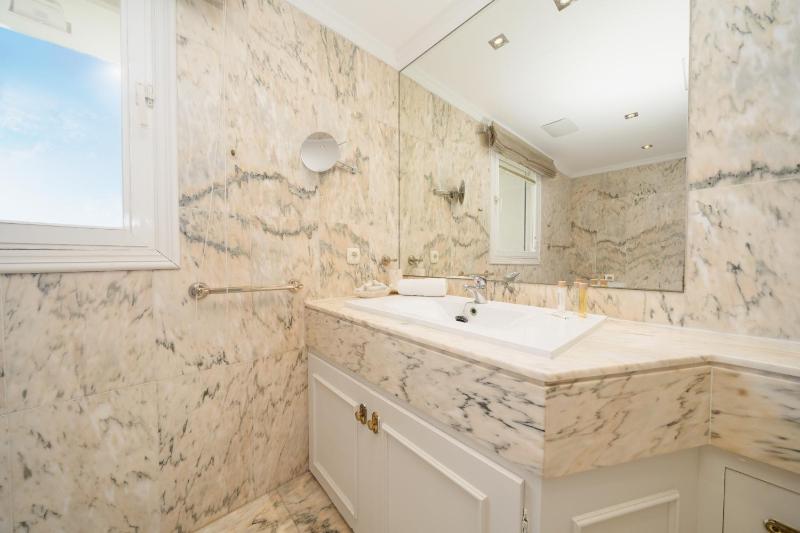 Villa Aviemore - Luxury Villa with Pool in Nueva Andalucia - image 6