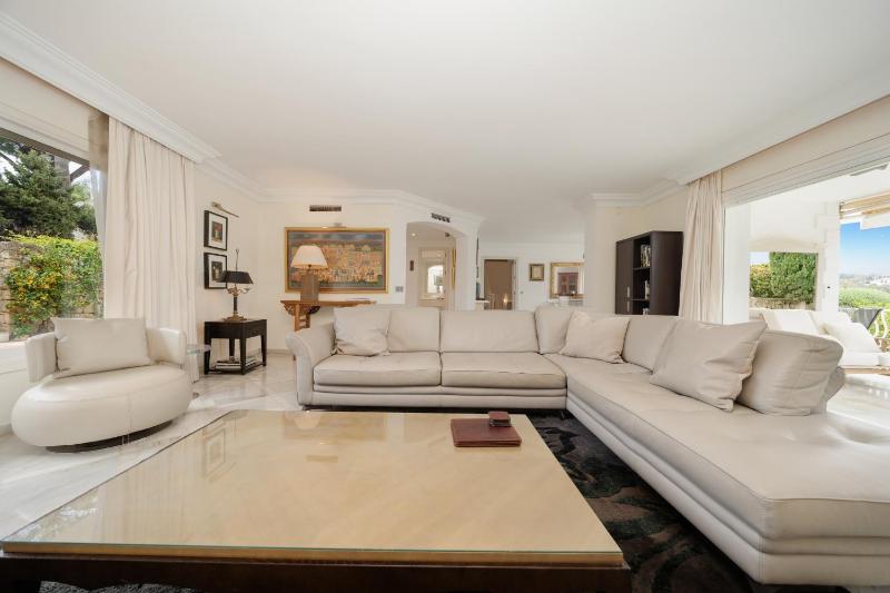 Villa Aviemore - Luxury Villa with Pool in Nueva Andalucia - image 5