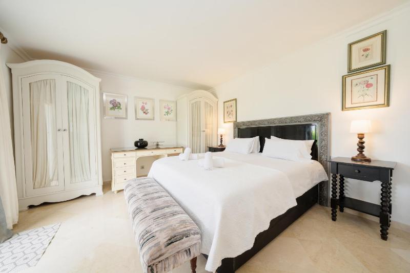 Villa Aviemore - Luxury Villa with Pool in Nueva Andalucia - image 20