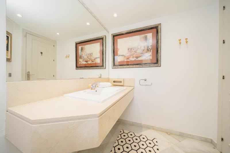 Villa Aviemore - Luxury Villa with Pool in Nueva Andalucia - image 39