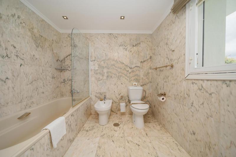 Villa Aviemore - Luxury Villa with Pool in Nueva Andalucia - image 11