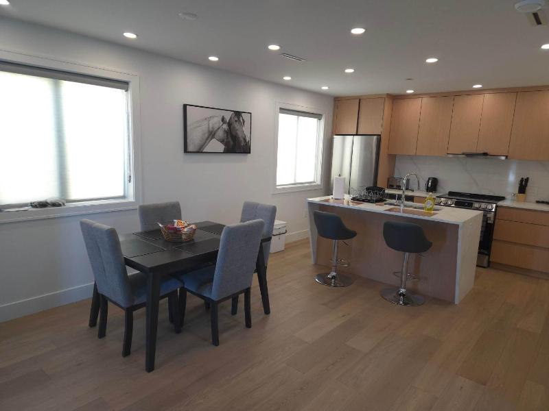 Vancouver Residence Features two bedrooms three bathrooms free street parking and laundry - image 14