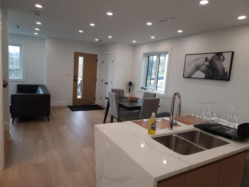 Vancouver Residence Features two bedrooms three bathrooms free street parking and laundry - image 12