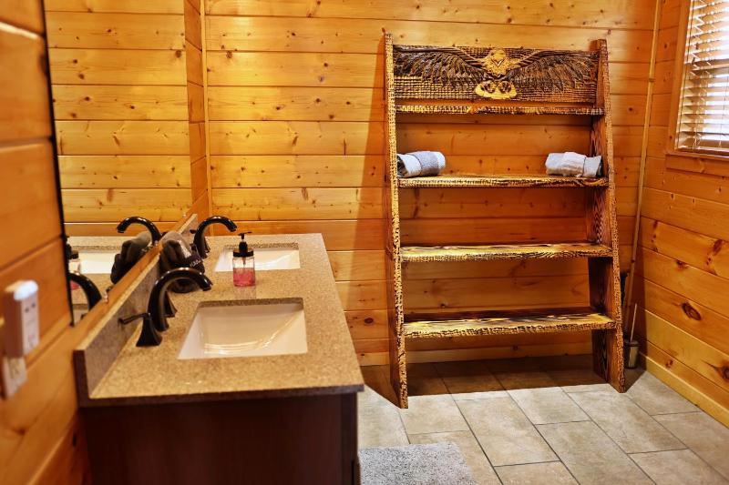 Eagles View 3 king br 3 bath no step entrance hot tub Wi-Fi game room peaceful deck griddle - image 31