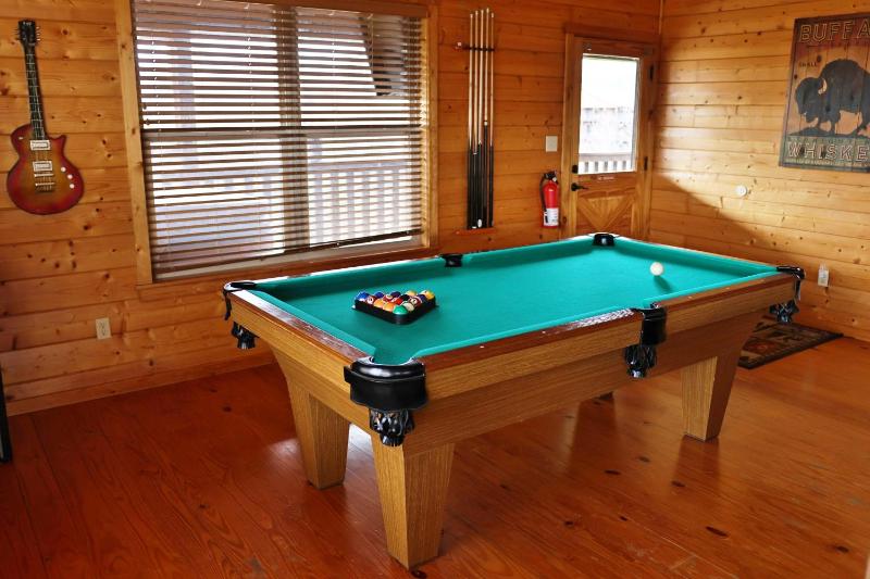 Eagles View 3 king br 3 bath no step entrance hot tub Wi-Fi game room peaceful deck griddle - image 28