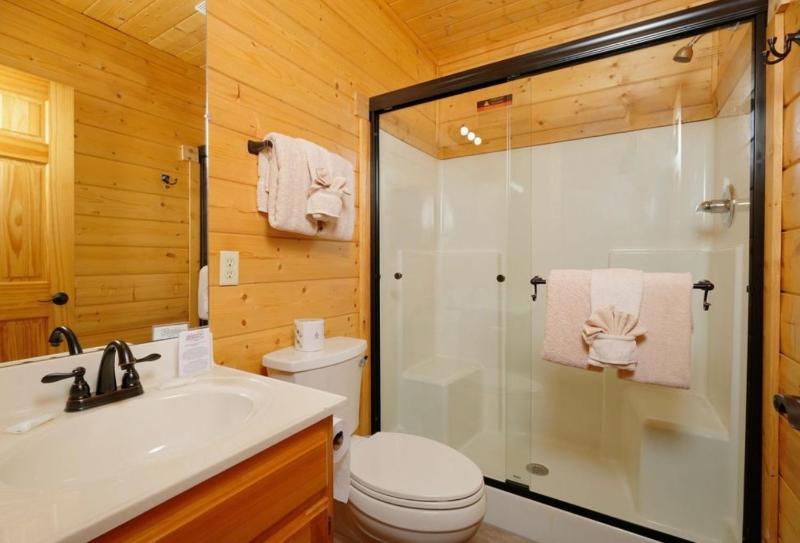 Eagles View 3 king br 3 bath no step entrance hot tub Wi-Fi game room peaceful deck griddle - image 30