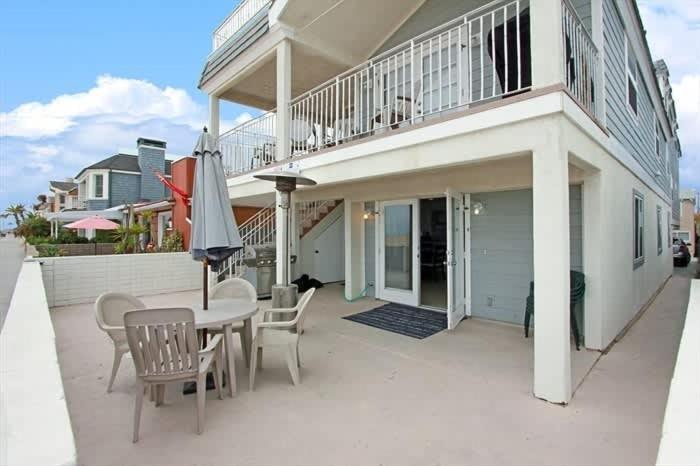 8-Bedroom Beachfront Triplex – Ideal for Extended apts - image 1