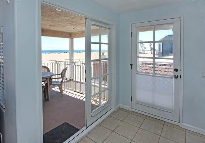 8-Bedroom Beachfront Triplex – Ideal for Extended apts - image 6