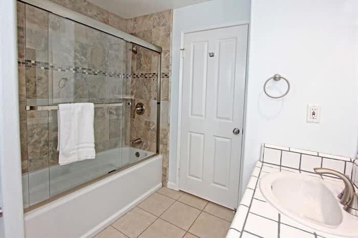 8-Bedroom Beachfront Triplex – Ideal for Extended apts - image 43
