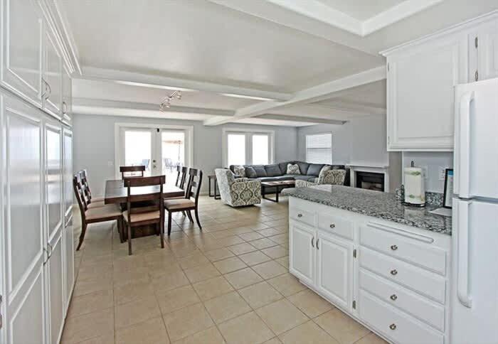 8-Bedroom Beachfront Triplex – Ideal for Extended apts - image 45