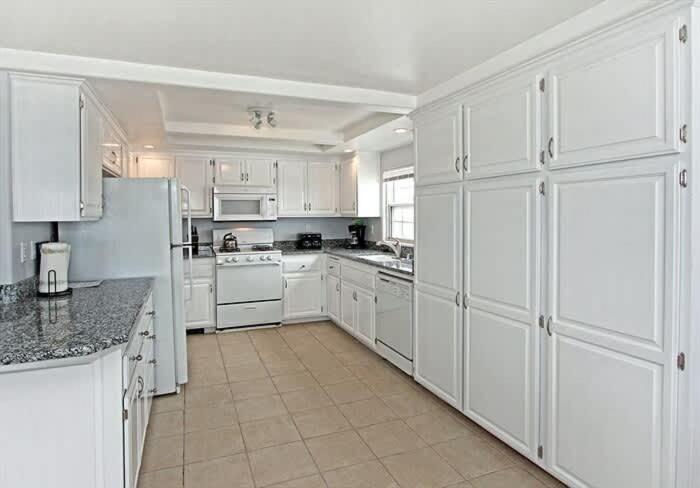 8-Bedroom Beachfront Triplex – Ideal for Extended apts - image 10