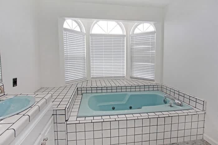 8-Bedroom Beachfront Triplex – Ideal for Extended apts - image 11