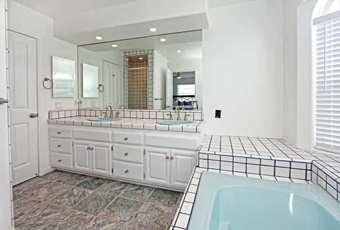 8-Bedroom Beachfront Triplex – Ideal for Extended apts - image 9